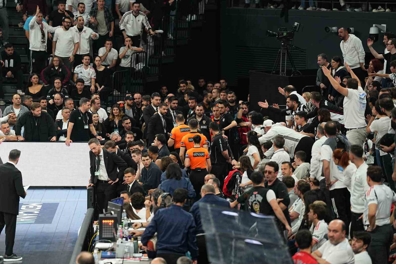 besiktas fenerbahce derbisine tribun olaylari nedeniyle ara verildi 6 LMPK8KIU