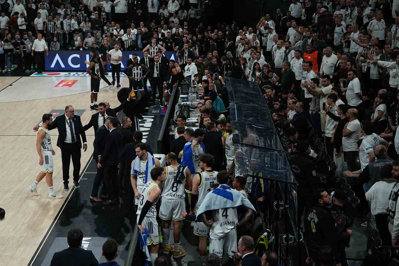 besiktas fenerbahce derbisine tribun olaylari nedeniyle ara verildi 7 8tuZldGE