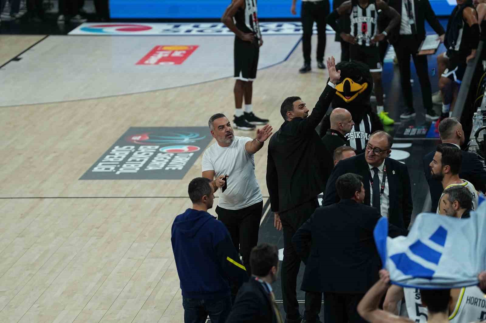 besiktas fenerbahce derbisine tribun olaylari nedeniyle ara verildi 8 wGOPTN3s