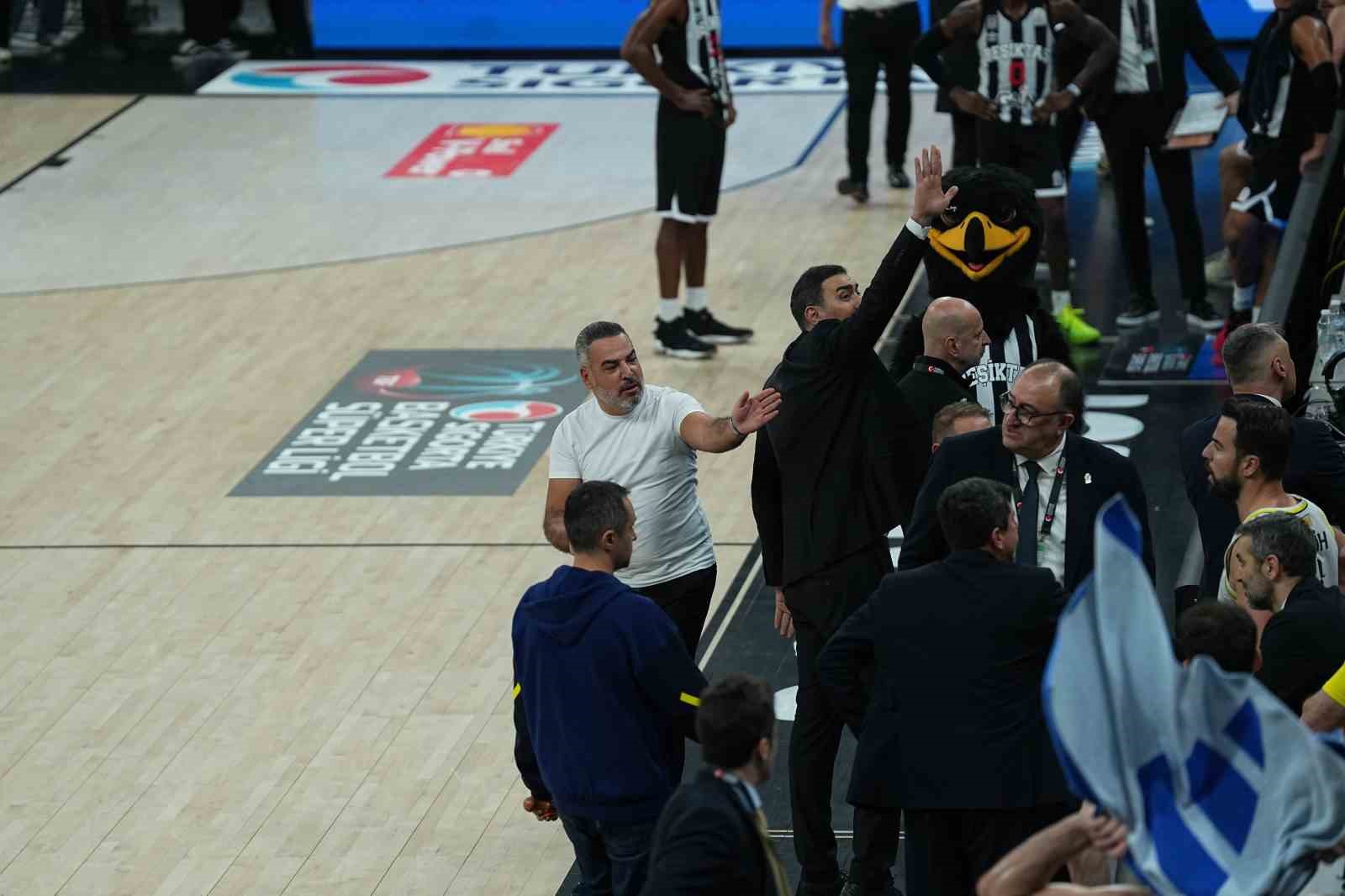 besiktas fenerbahce derbisine tribun olaylari nedeniyle ara verildi 9 7kDdlhLI