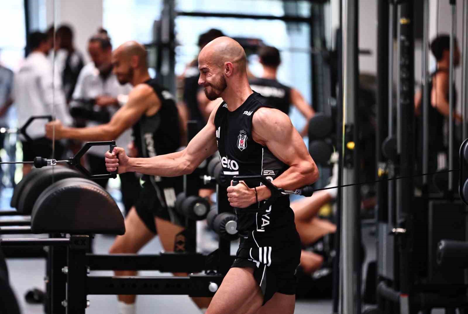 besiktas gunun ilk calismasini salonda yapti 1 6B3PmpW1