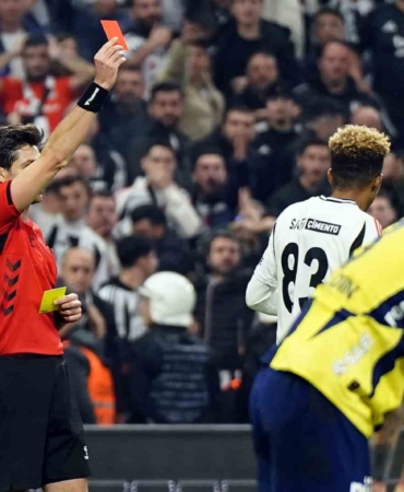 besiktas-ile-fenerbahce-arasindaki-son-50-derbide-34-kirmizi-kart-cikti-lSuN6Tdk.jpg