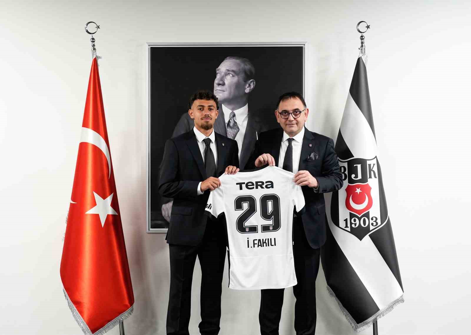 Beşiktaş, İlhan Fakılı ile 4 yıllık sözleşme imzaladı 5 besiktas ilhan fakili ile 4 yillik sozlesme imzaladi 1 eISGuy1l