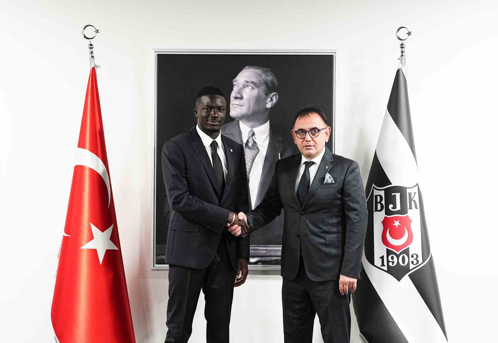 Beşiktaş, Ouattara ile 4 yıllık sözleşme imzaladı 5 besiktas ouattara ile 4 yillik sozlesme imzaladi 1 zUq2MYlg