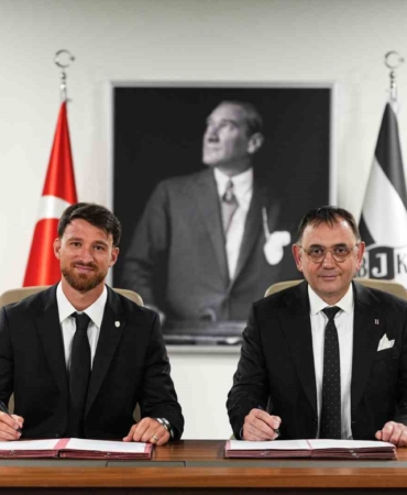 besiktas-salih-ozcan-ile-31-yillik-sozlesme-imzaladi-qRf4kx7O.jpg