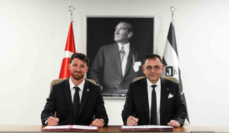 besiktas-salih-ozcan-ile-31-yillik-sozlesme-imzaladi-qRf4kx7O.jpg