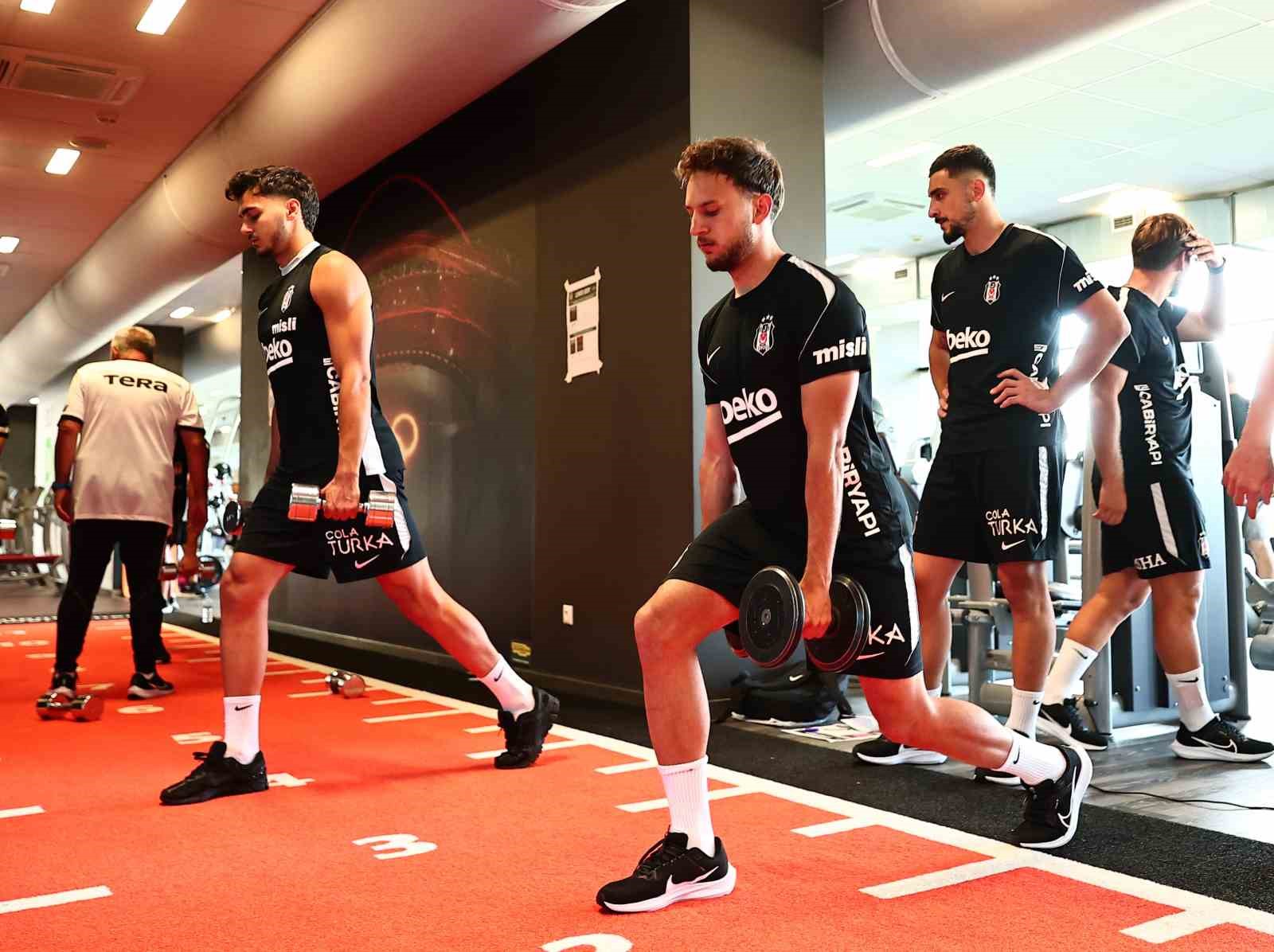 besiktas salonda calisti 0 BuA4dwBY