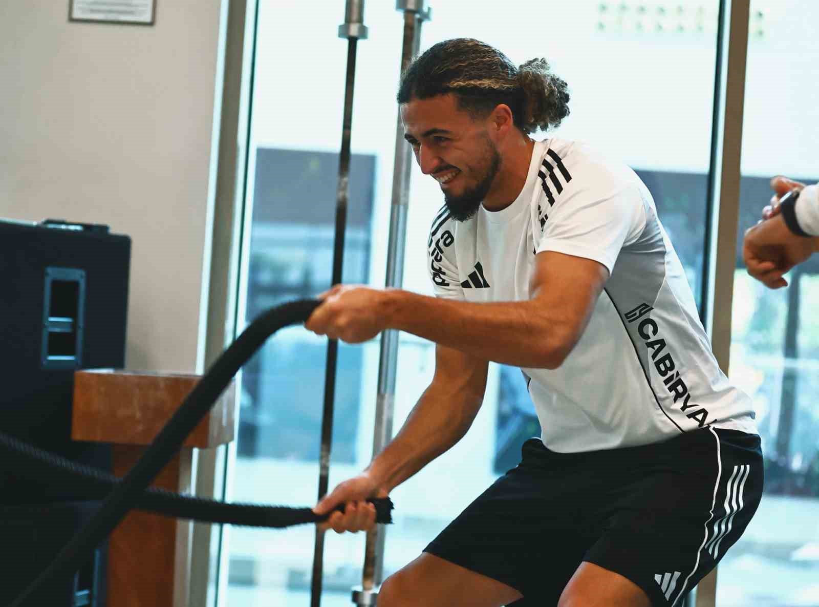 besiktas salonda calisti 1 CpEDwX7D