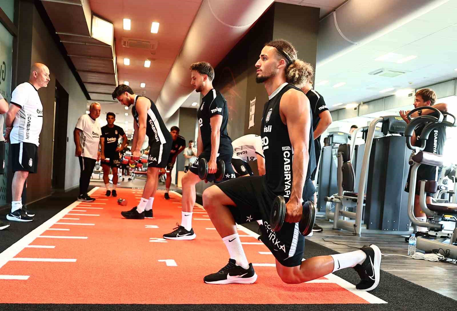besiktas salonda calisti 2 H91GLDXF