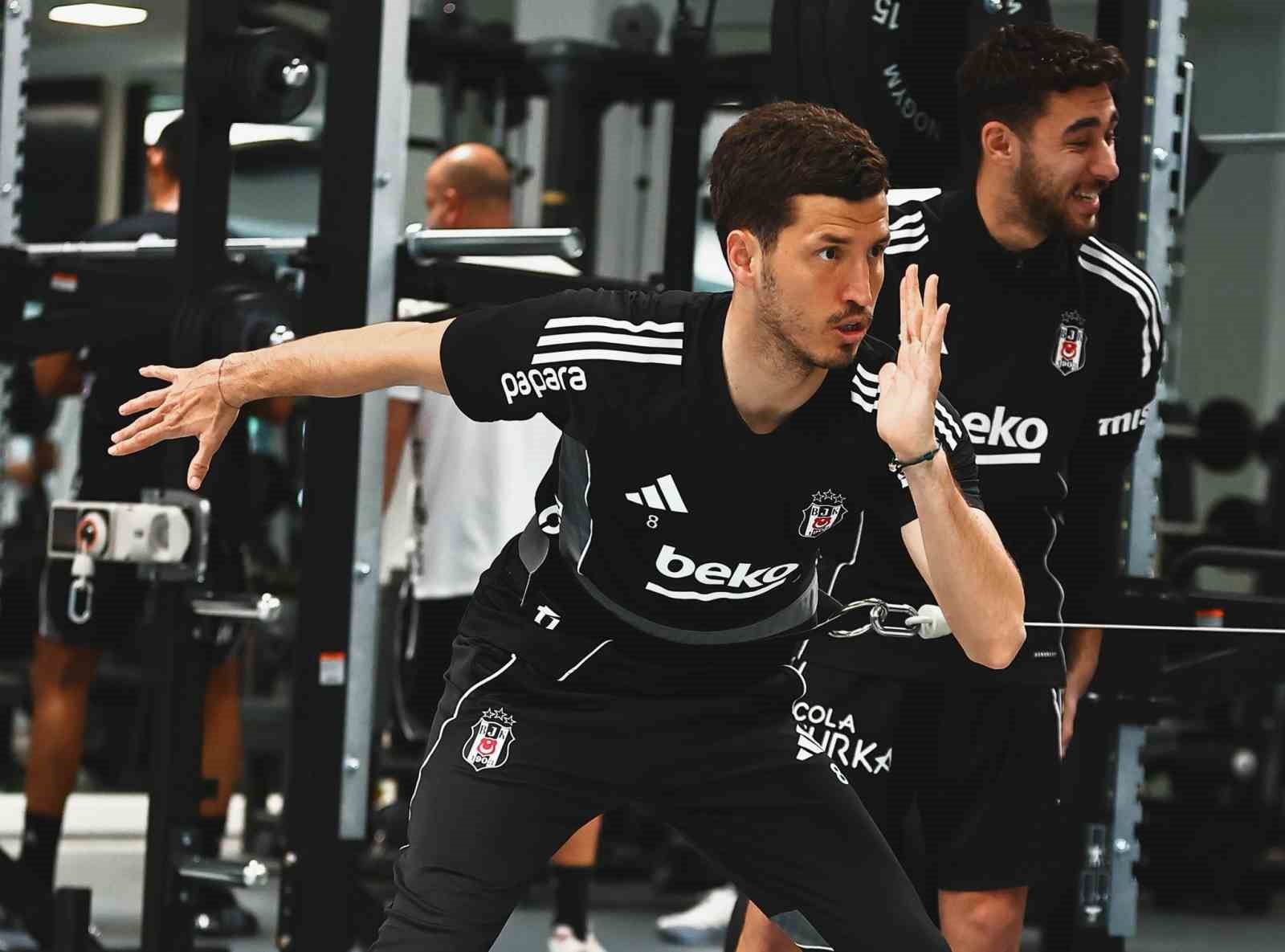 besiktas salonda calisti 3 m6Sr346N