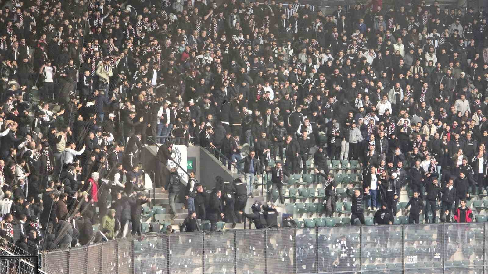 besiktas tribunu karisti 15 taraftara adli islem yapildi 3 lep1OEfO