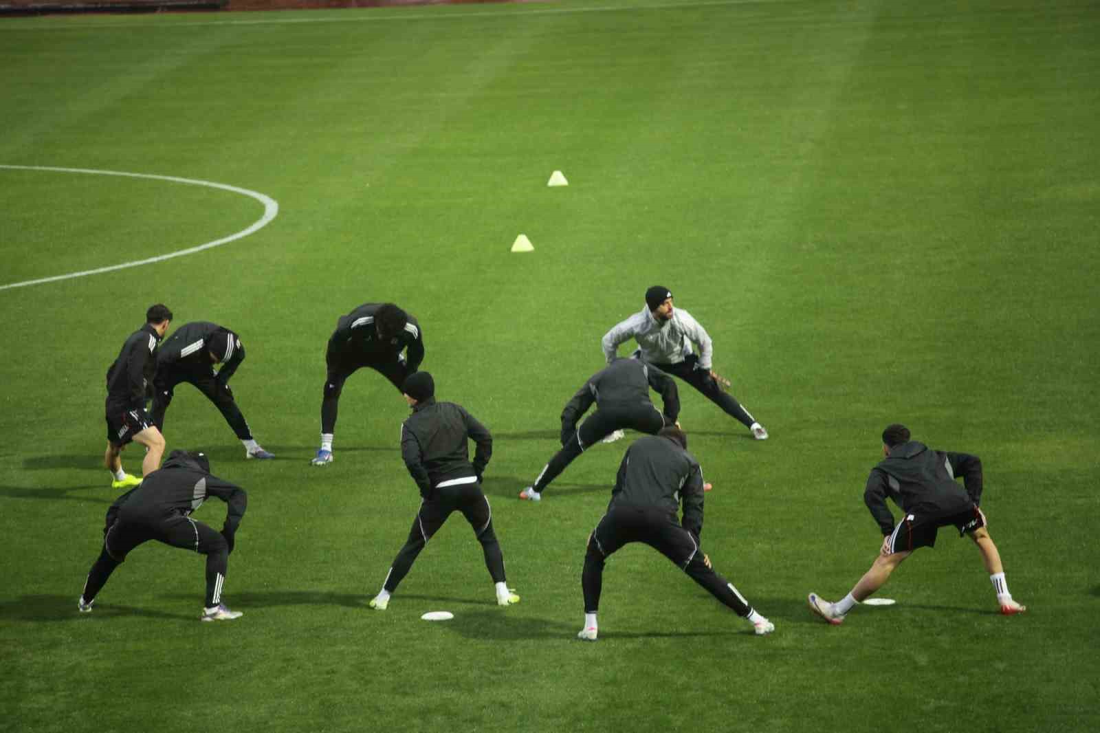 Beşiktaş, yoğun yağış ve rüzgar altında hazırlıklarına devam etti 5 besiktas yogun yagis ve ruzgar altinda hazirliklarina devam etti 1 lKELu2db