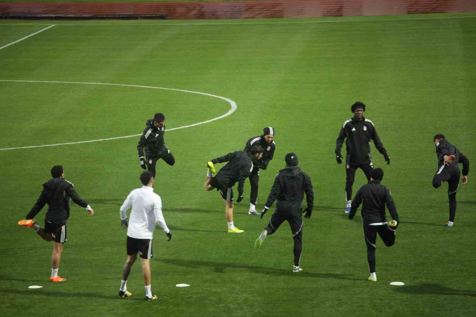 Beşiktaş, yoğun yağış ve rüzgar altında hazırlıklarına devam etti 6 besiktas yogun yagis ve ruzgar altinda hazirliklarina devam etti 2 Kbaw48cr