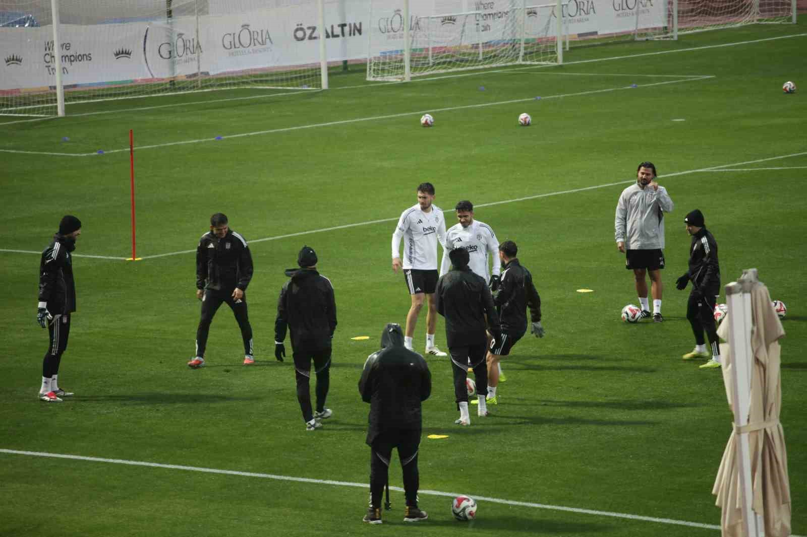 Beşiktaş, yoğun yağış ve rüzgar altında hazırlıklarına devam etti 7 besiktas yogun yagis ve ruzgar altinda hazirliklarina devam etti 3 WkbUTkzd