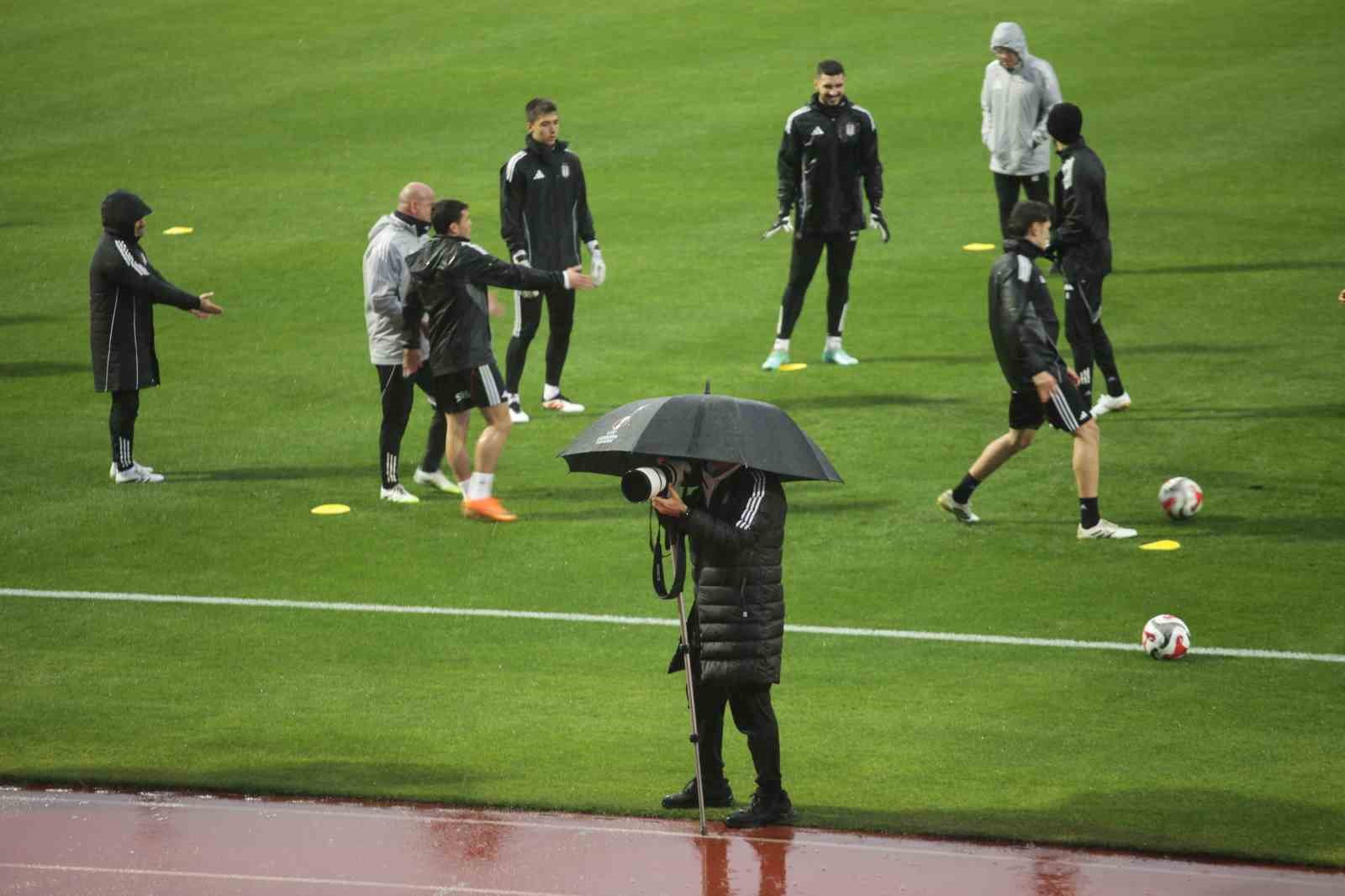 Beşiktaş, yoğun yağış ve rüzgar altında hazırlıklarına devam etti 8 besiktas yogun yagis ve ruzgar altinda hazirliklarina devam etti 4 8bBE15uW