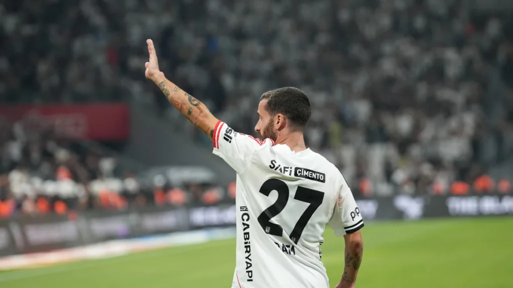besiktasi rafa silva sirtliyor mfjm 1