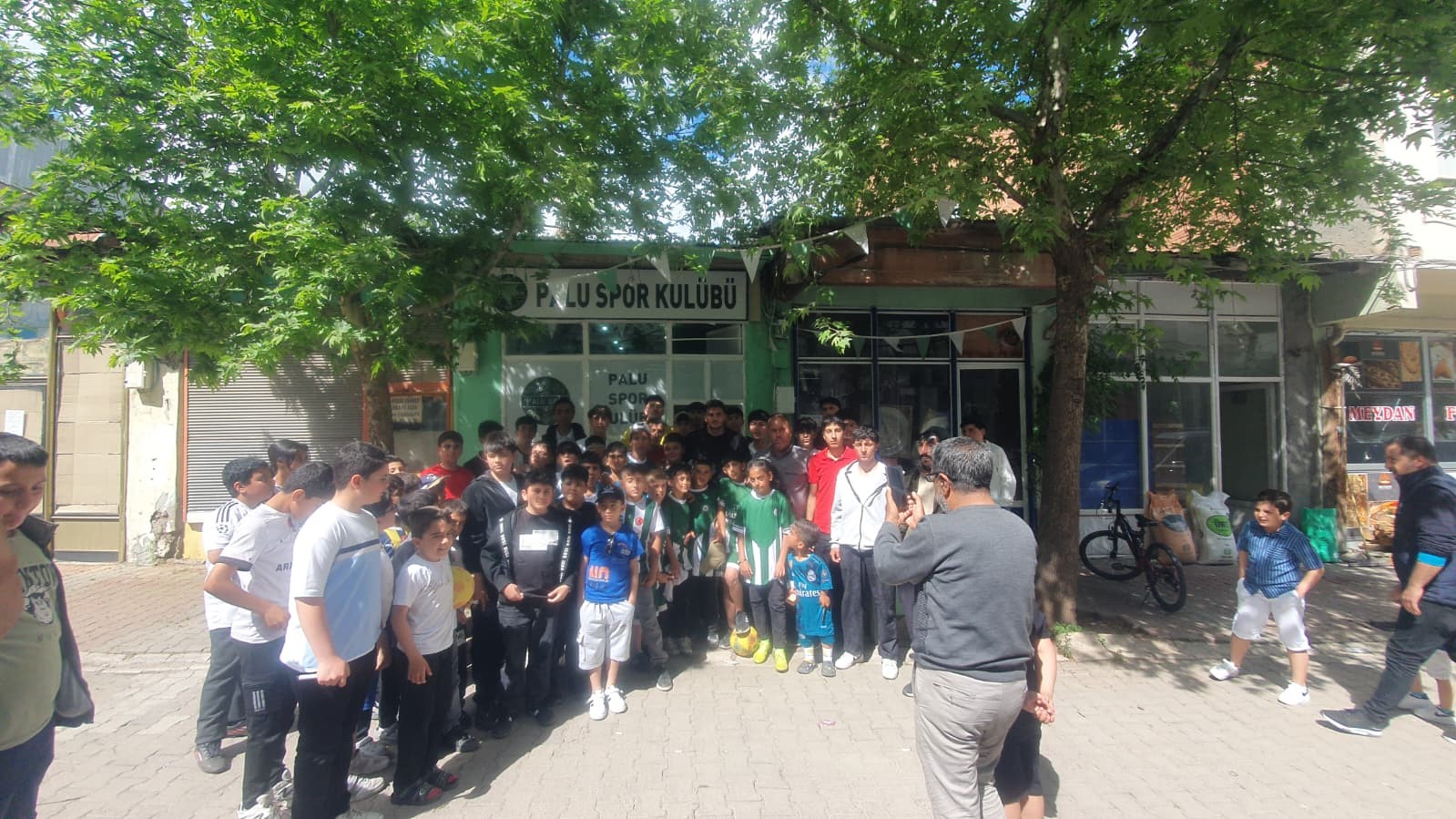 besiktasli mustafa erhan hekimoglu memleketi paluda genclerle bulustu 3 ghJvb1Jk