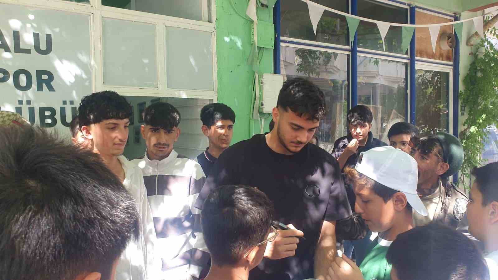 besiktasli mustafa erhan hekimoglu memleketi paluda genclerle bulustu 4 bbVveItM