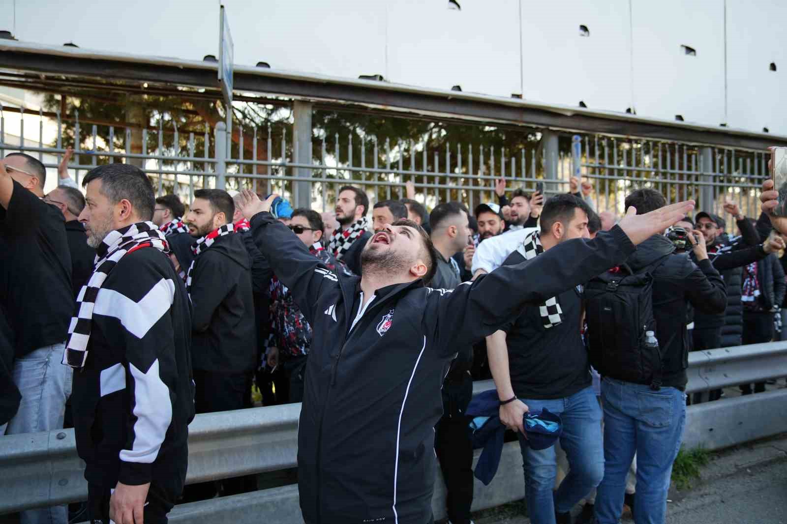 besiktasli taraftarlar derbi icin kadikoyde 1 yd151jE5