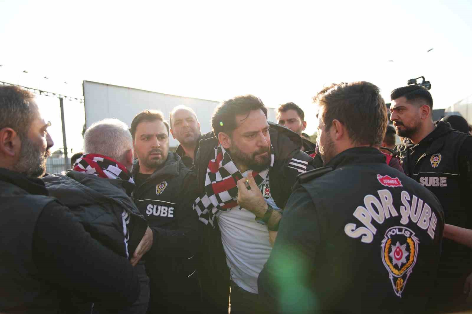 besiktasli taraftarlar derbi icin kadikoyde 10