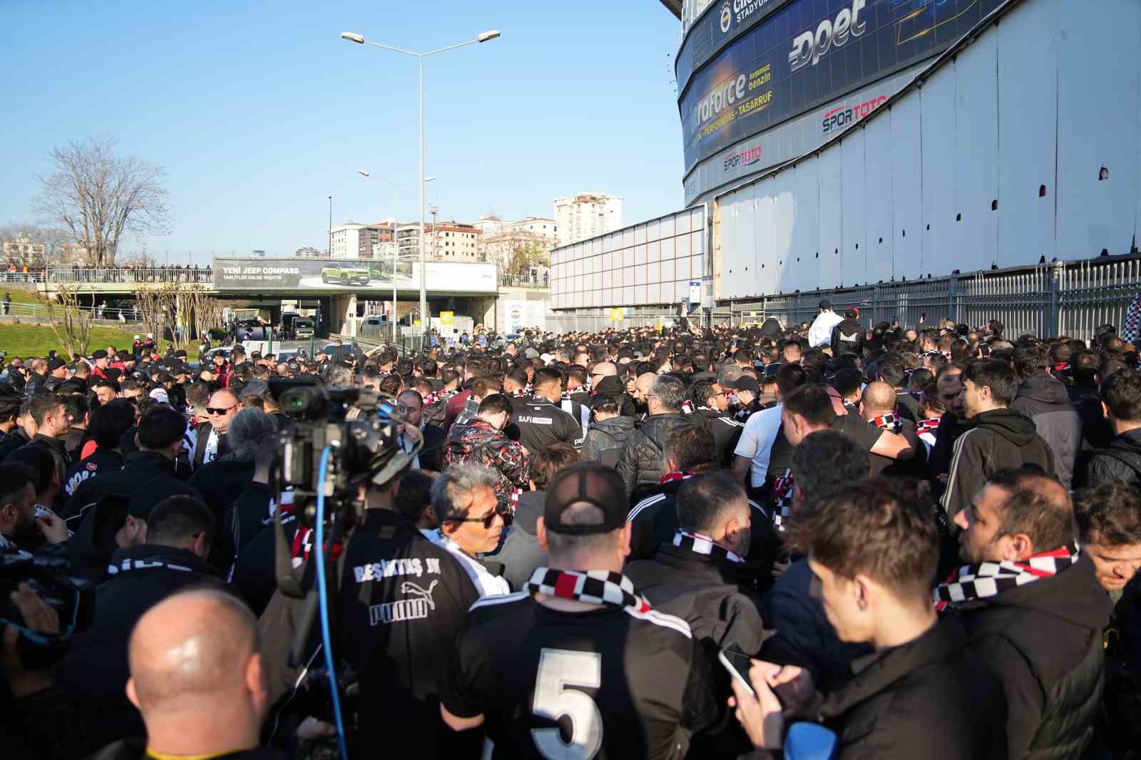 besiktasli taraftarlar derbi icin kadikoyde 11