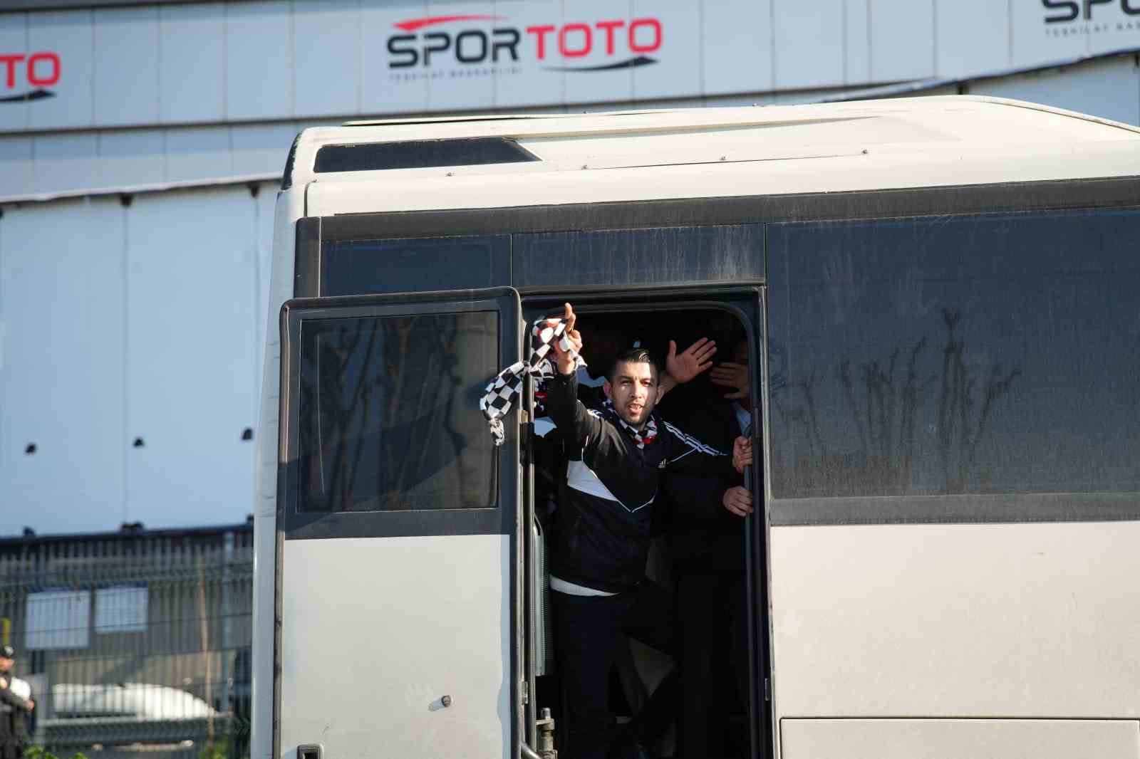 besiktasli taraftarlar derbi icin kadikoyde 2