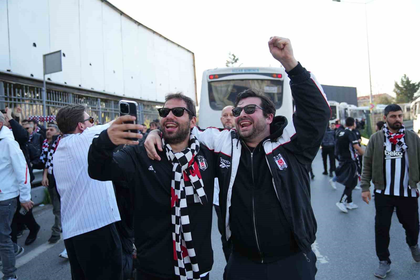 besiktasli taraftarlar derbi icin kadikoyde 4 9aEMGLB9