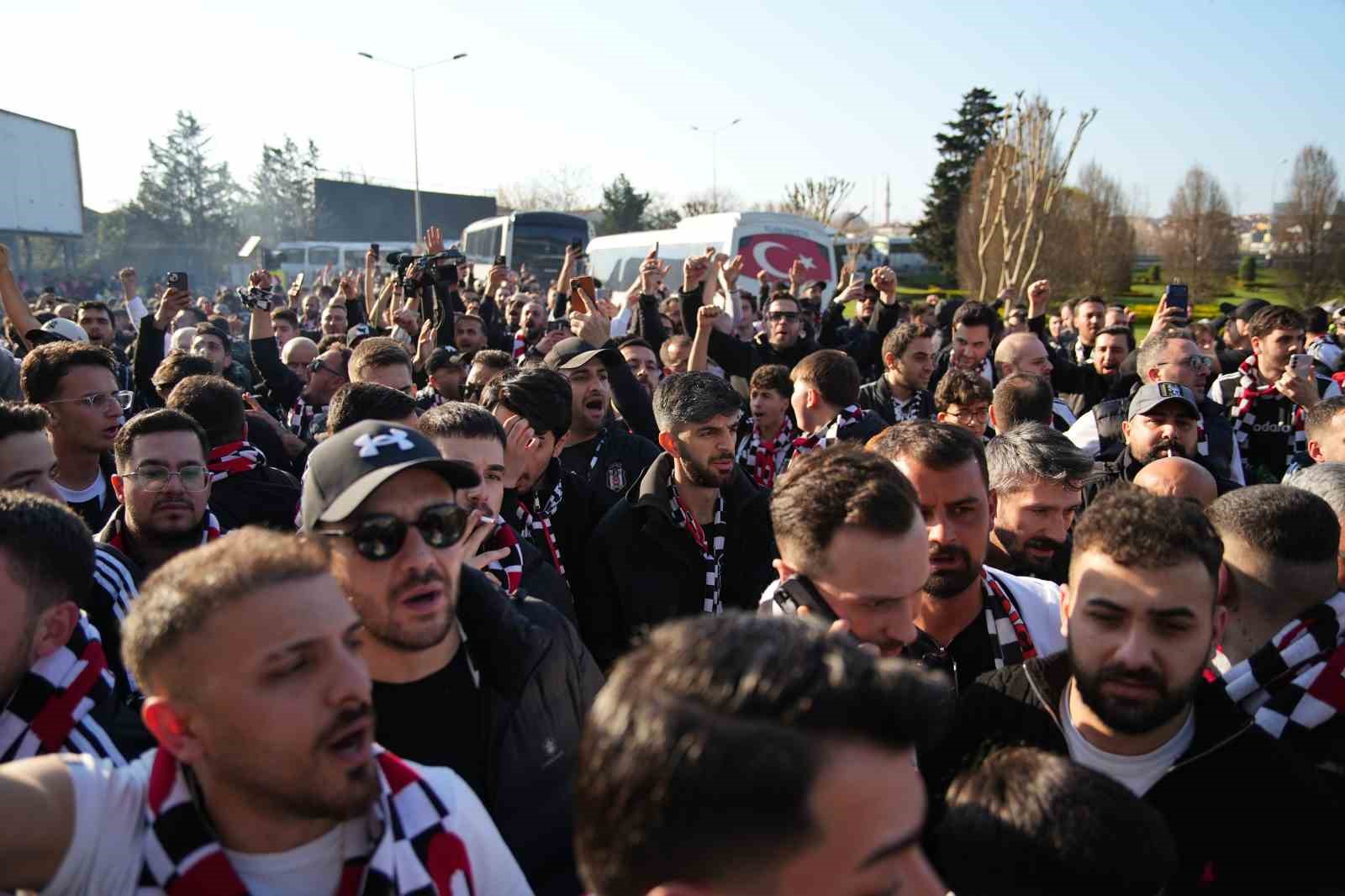 besiktasli taraftarlar derbi icin kadikoyde 5 7bOgM9dW