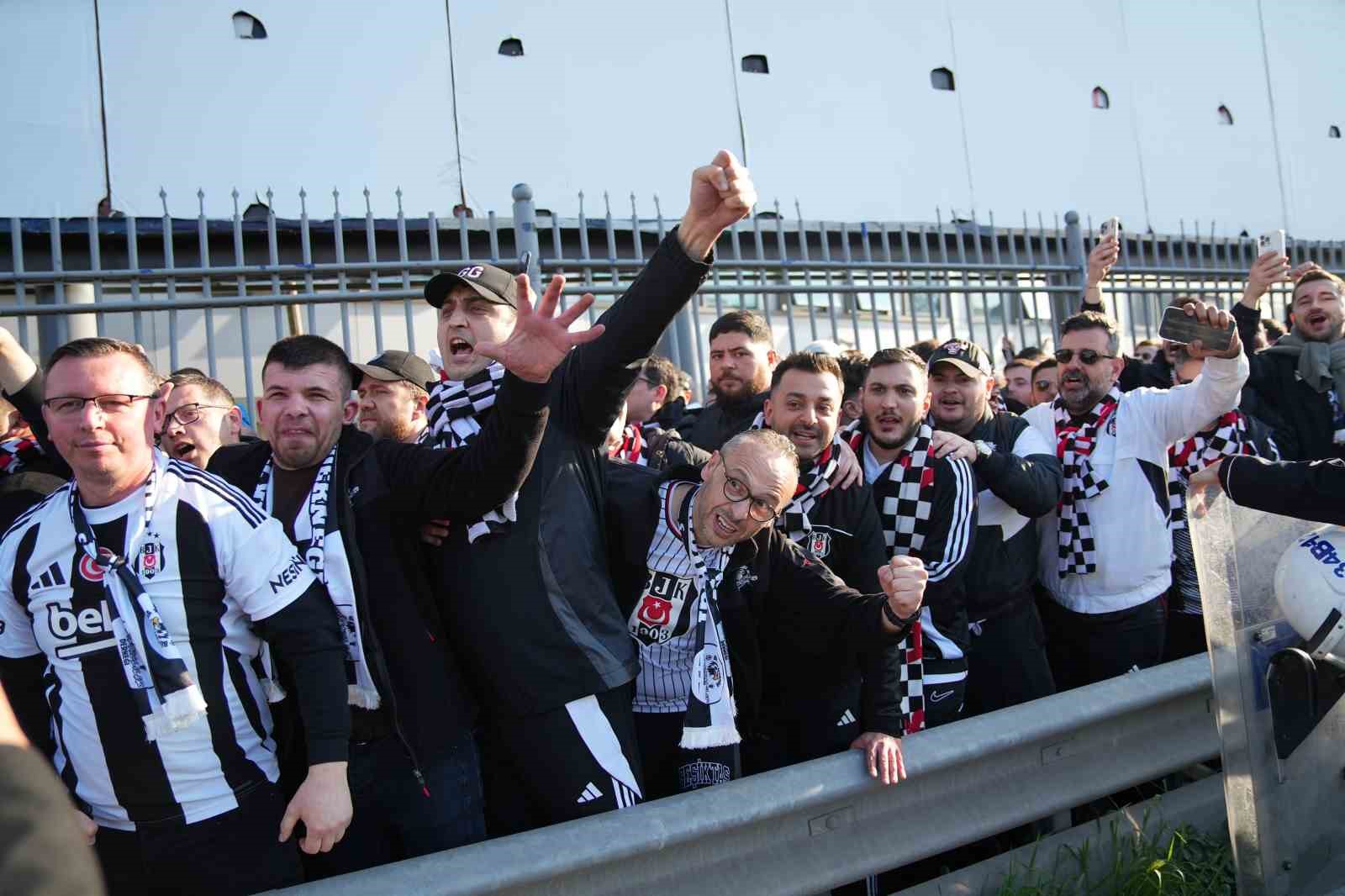 besiktasli taraftarlar derbi icin kadikoyde 6