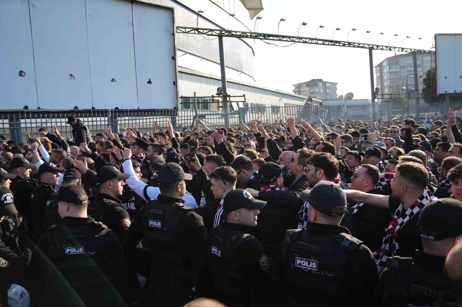 besiktasli taraftarlar derbi icin kadikoyde 8 Kf4Pqan4