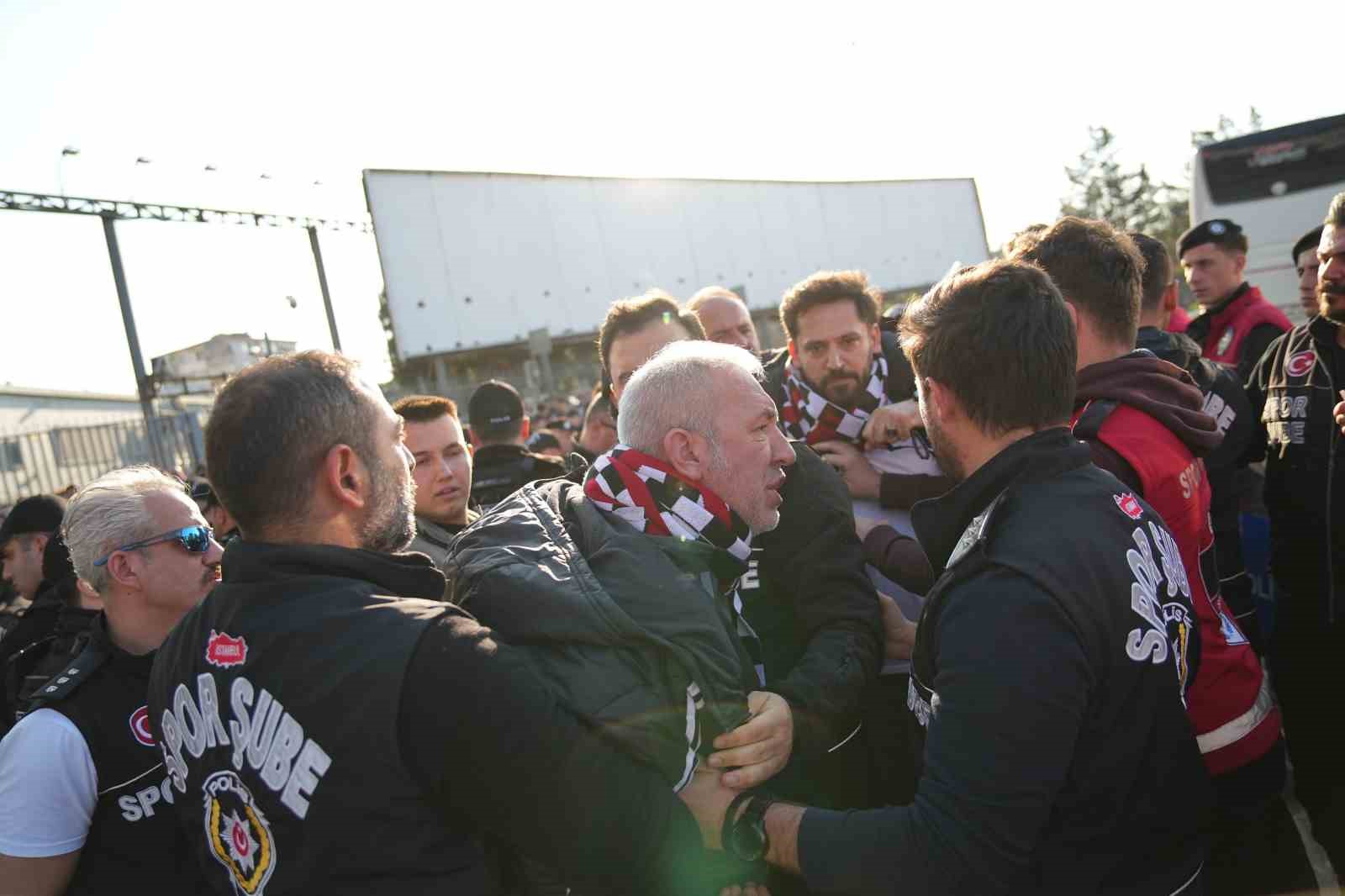 besiktasli taraftarlar derbi icin kadikoyde 9 Fbmz5ZhE