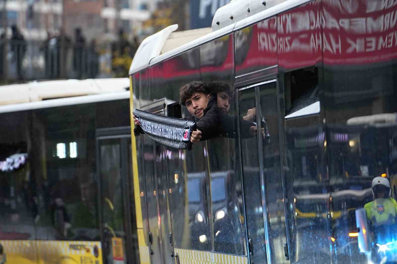 besiktasli taraftarlar kadikoye geldi 1