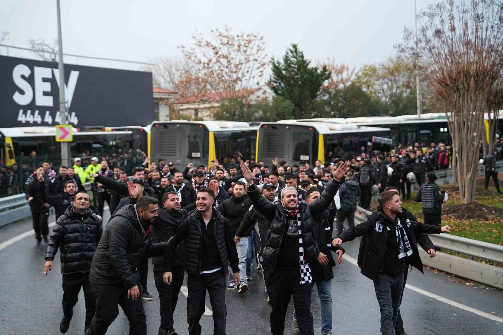 besiktasli taraftarlar kadikoye geldi 2 Zur26zt6