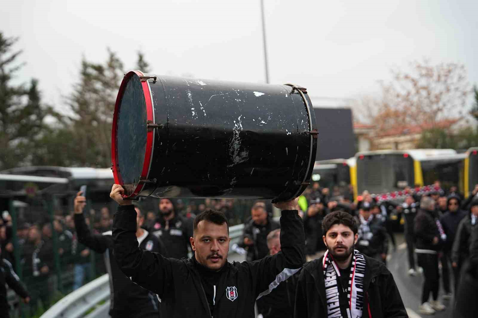 besiktasli taraftarlar kadikoye geldi 3 Fbs61HWk