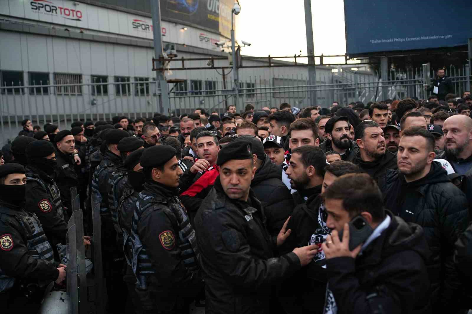 besiktasli taraftarlar kadikoye geldi 4 u2Tn43ae