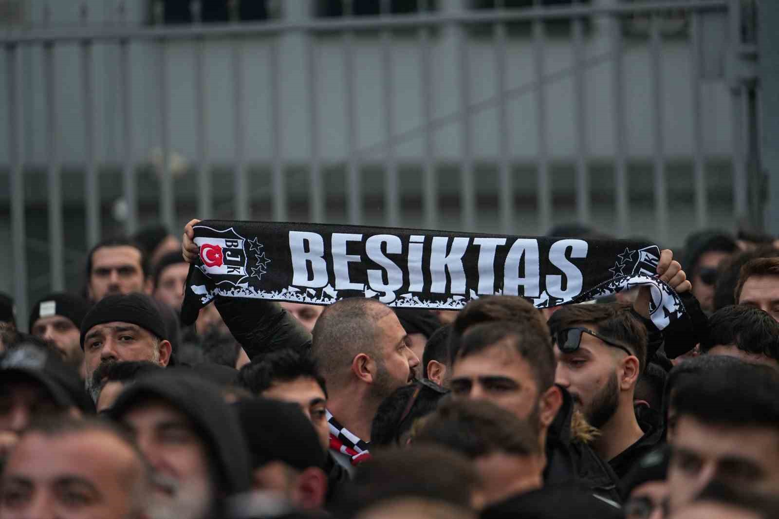 besiktasli taraftarlar kadikoye geldi 5 Ny7cDmyn