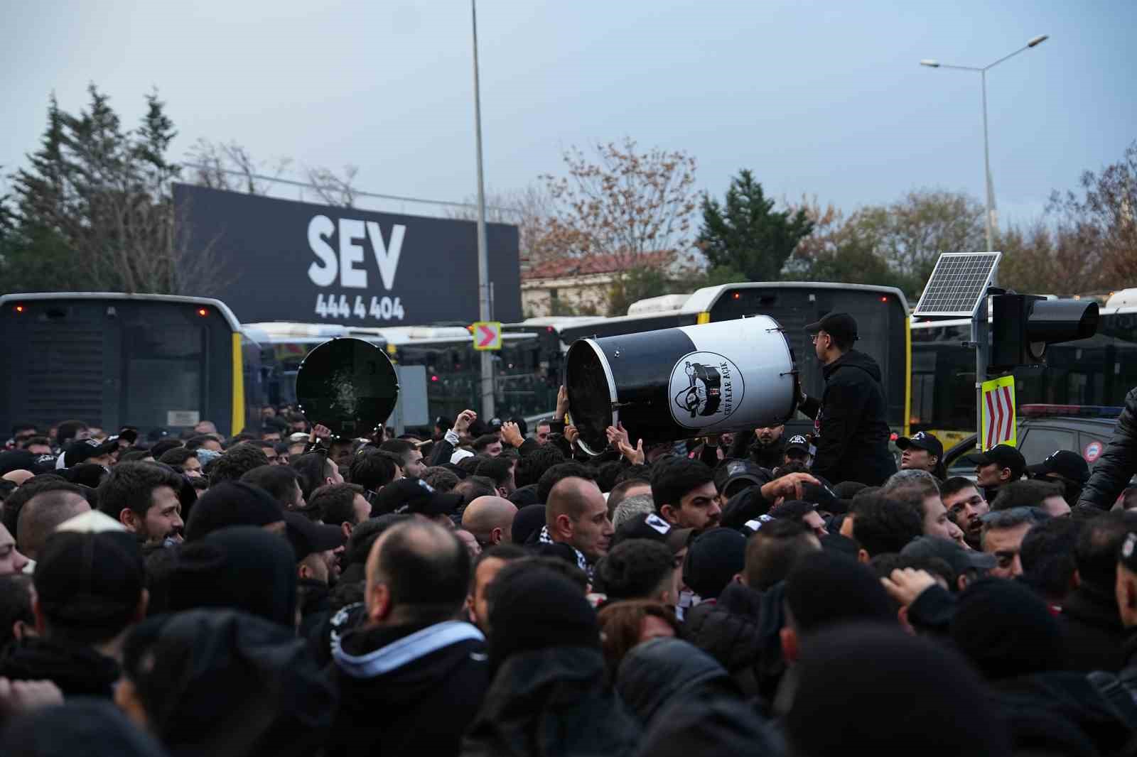 besiktasli taraftarlar kadikoye geldi 6 PQCV6GWy