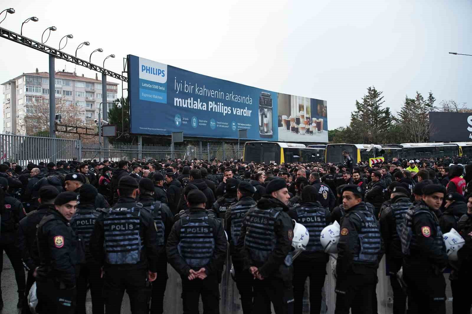 besiktasli taraftarlar kadikoye geldi 7 igYZWMRW