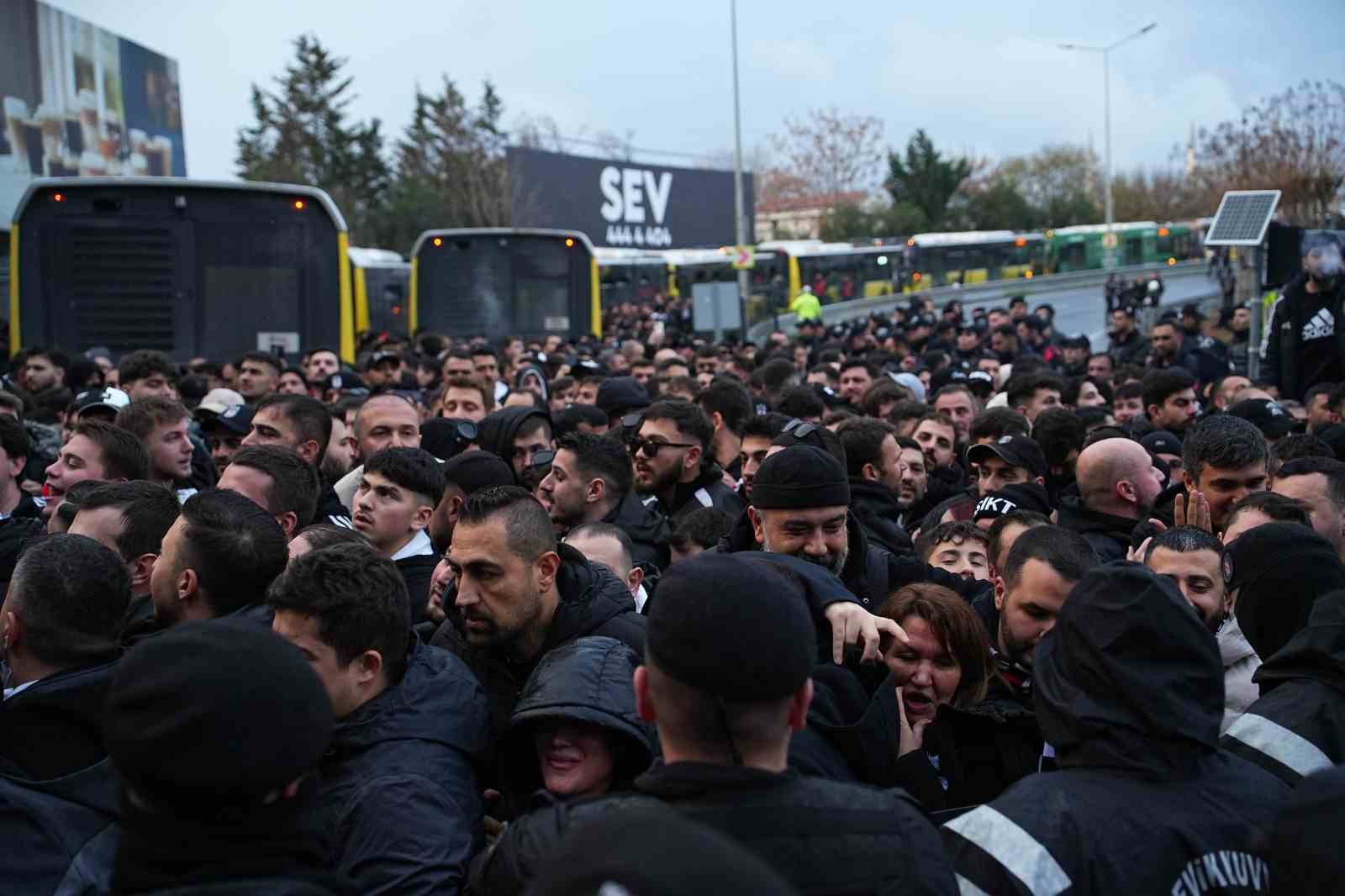 besiktasli taraftarlar kadikoye geldi 8 8lPTmXYm