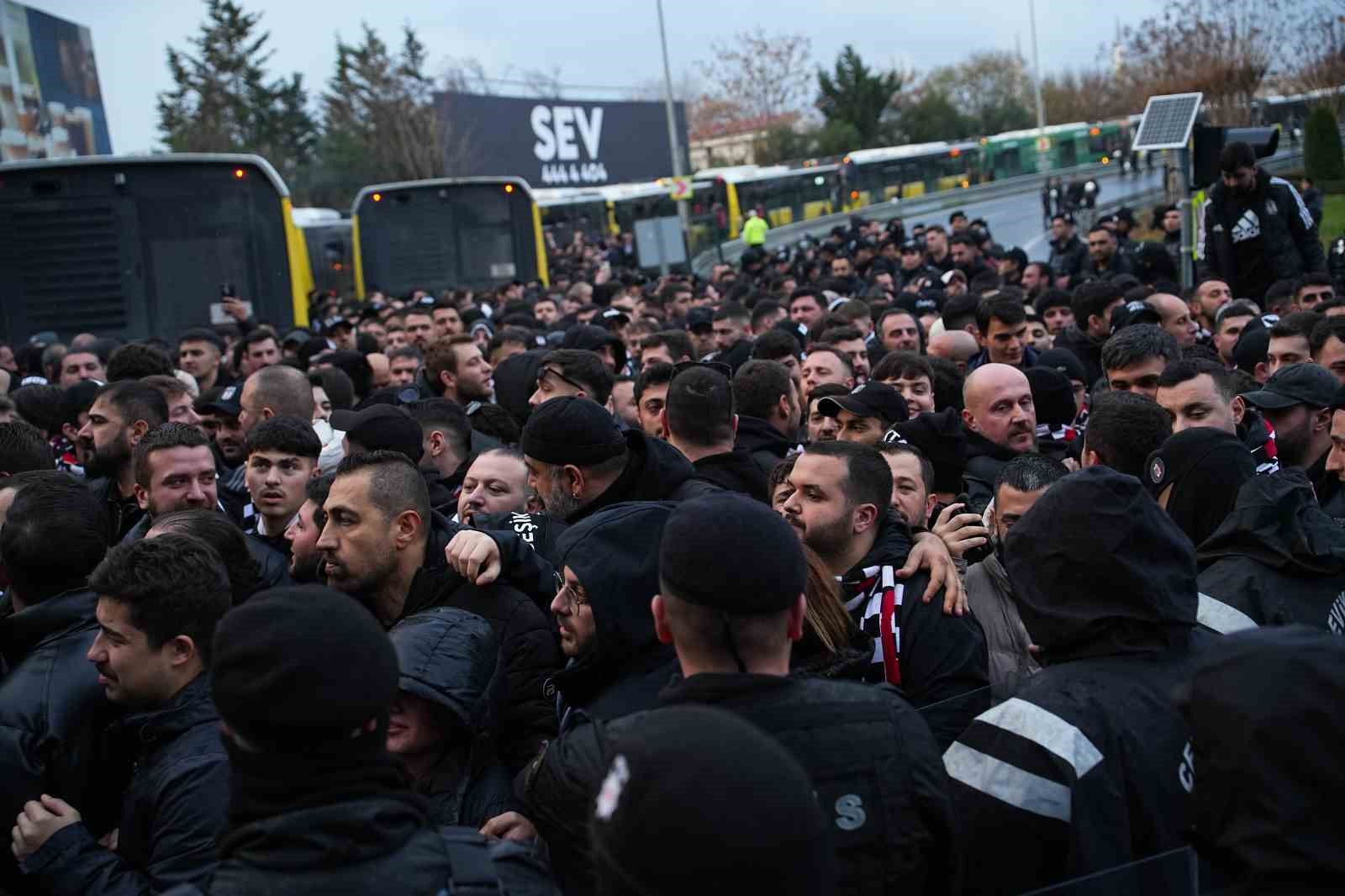 besiktasli taraftarlar kadikoye geldi 9