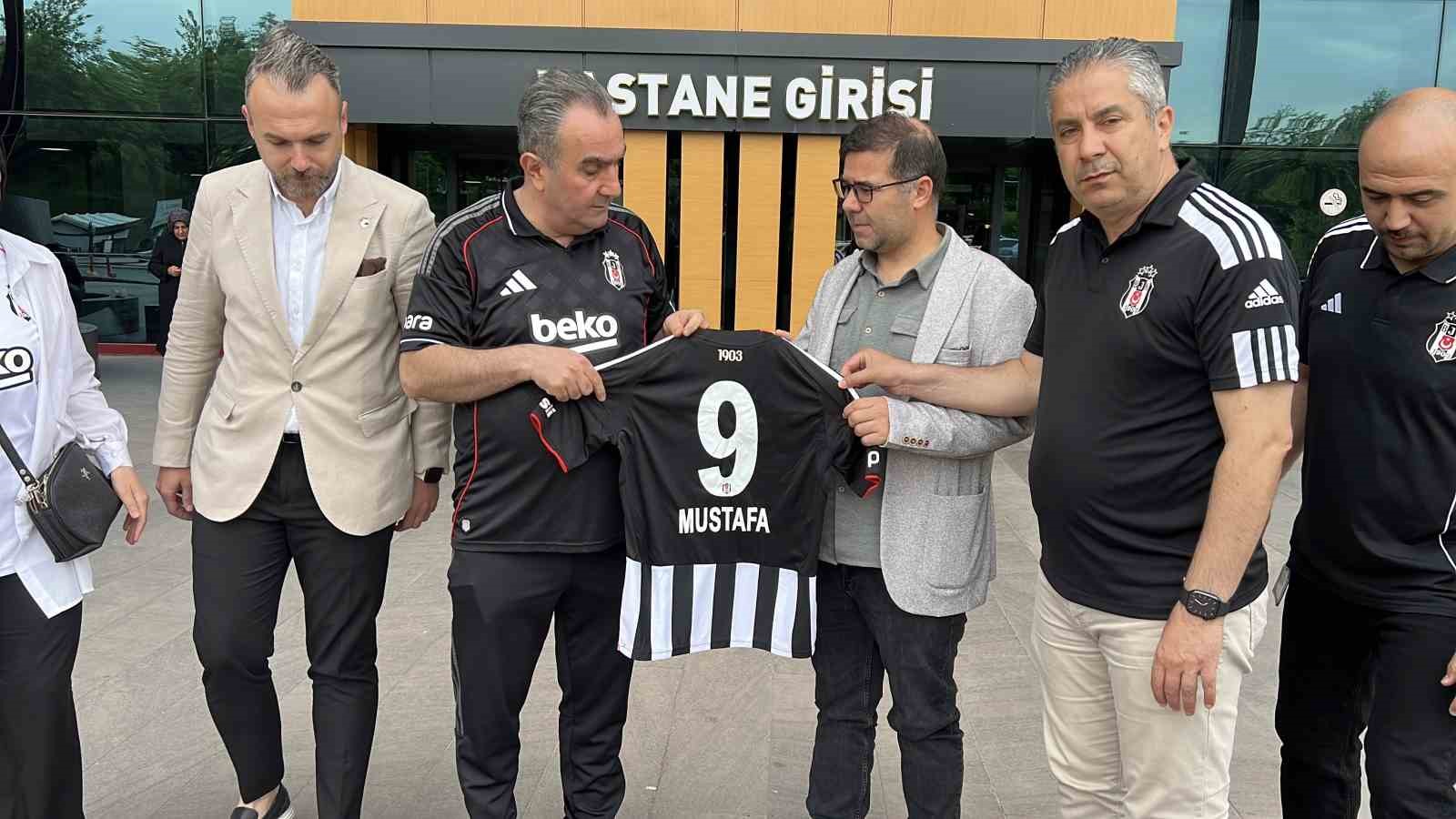 besiktaslilardan saldirida yaralanan ogrenci mustafa aslana anlamli ziyaret 2 PYu7HuPH