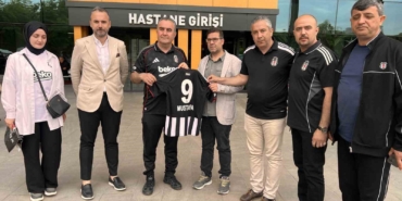 besiktaslilardan-saldirida-yaralanan-ogrenci-mustafa-aslana-anlamli-ziyaret-8GtHBBXt.jpg