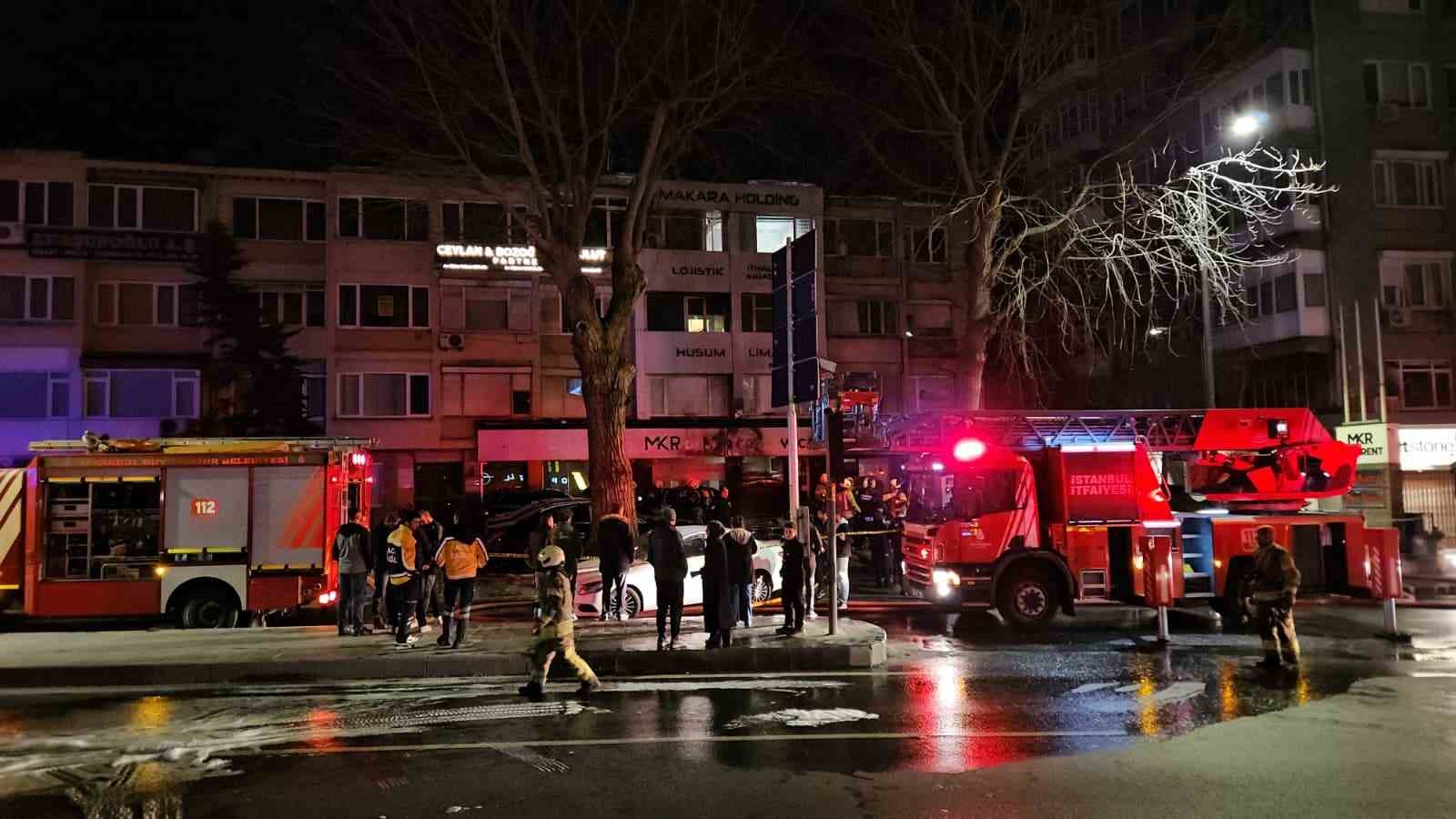 besiktasta arac kiralama sirketinde cikan yanginda yaklasik 100 milyon degerinde 15 arac alevlere teslim