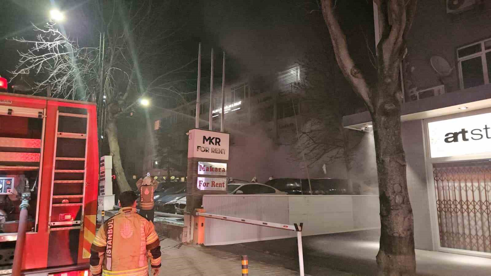 besiktasta arac kiralama sirketinde cikan yanginda yaklasik 100 milyon degerinde 15 arac alevlere teslim