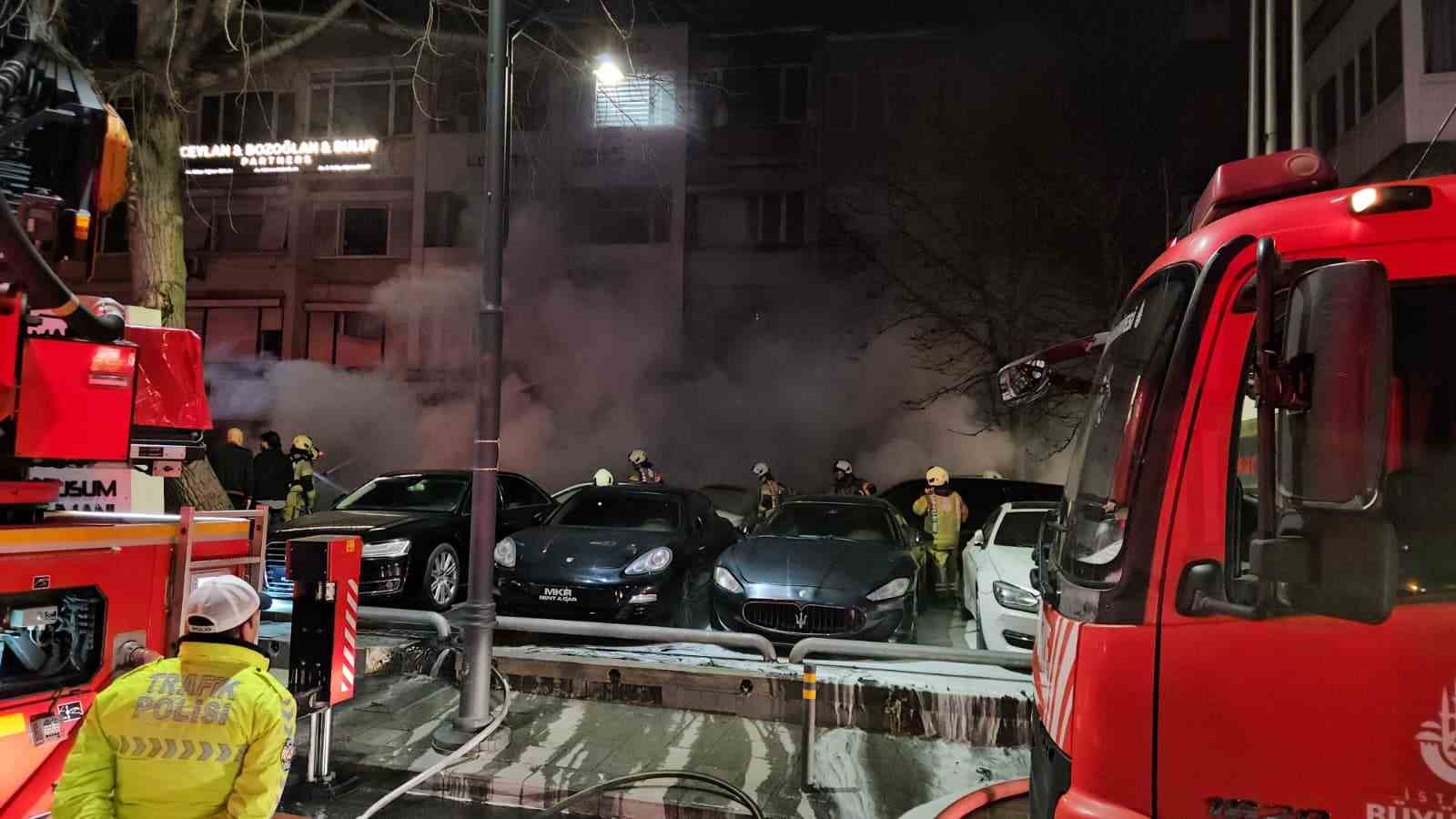 besiktasta arac kiralama sirketinde cikan yanginda yaklasik 100 milyon degerinde 15 arac alevlere teslim qTgj1TOO