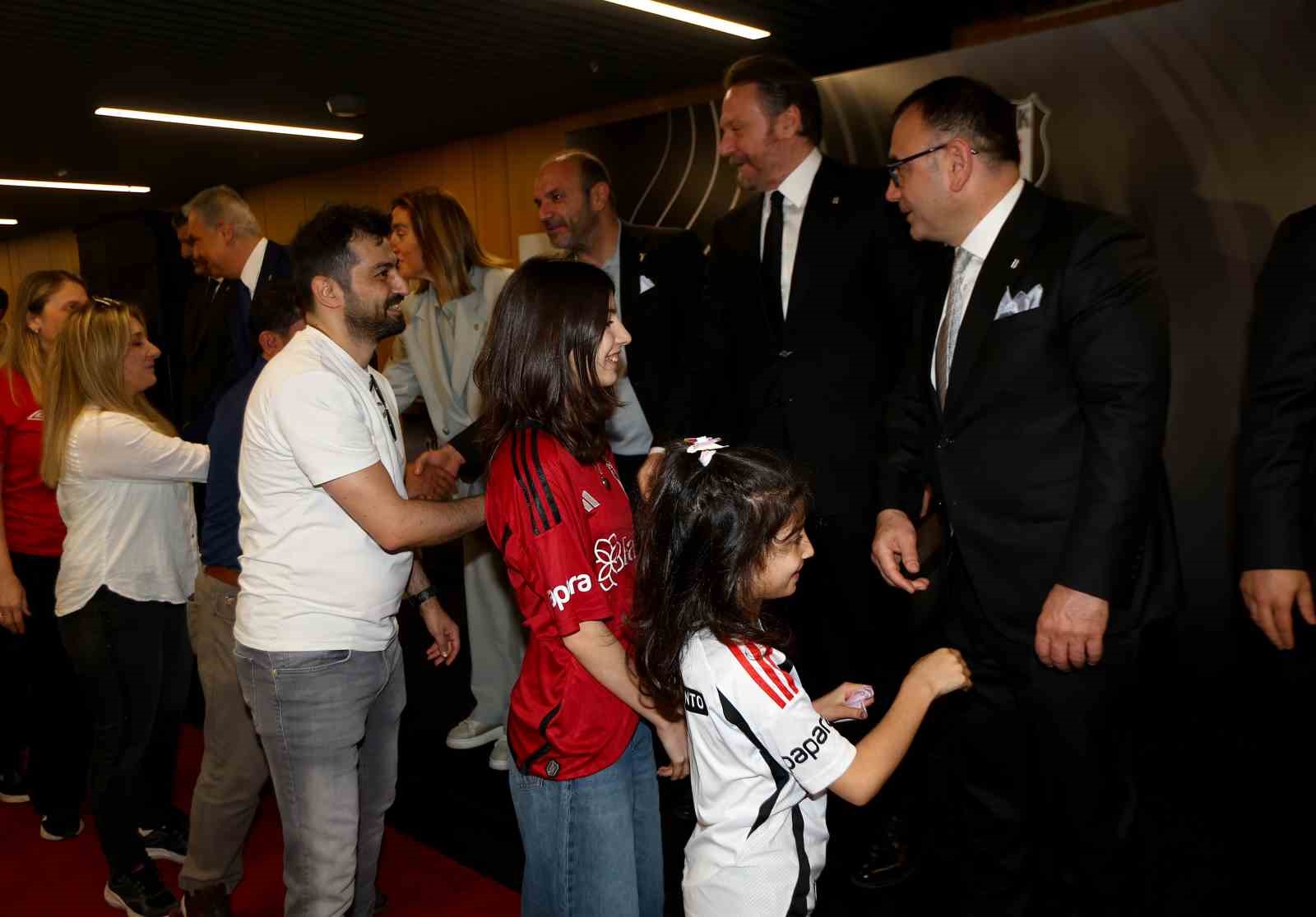Beşiktaş’ta bayramlaşma töreni yapıldı 9 besiktasta bayramlasma toreni yapildi 5 UW4GPlFL