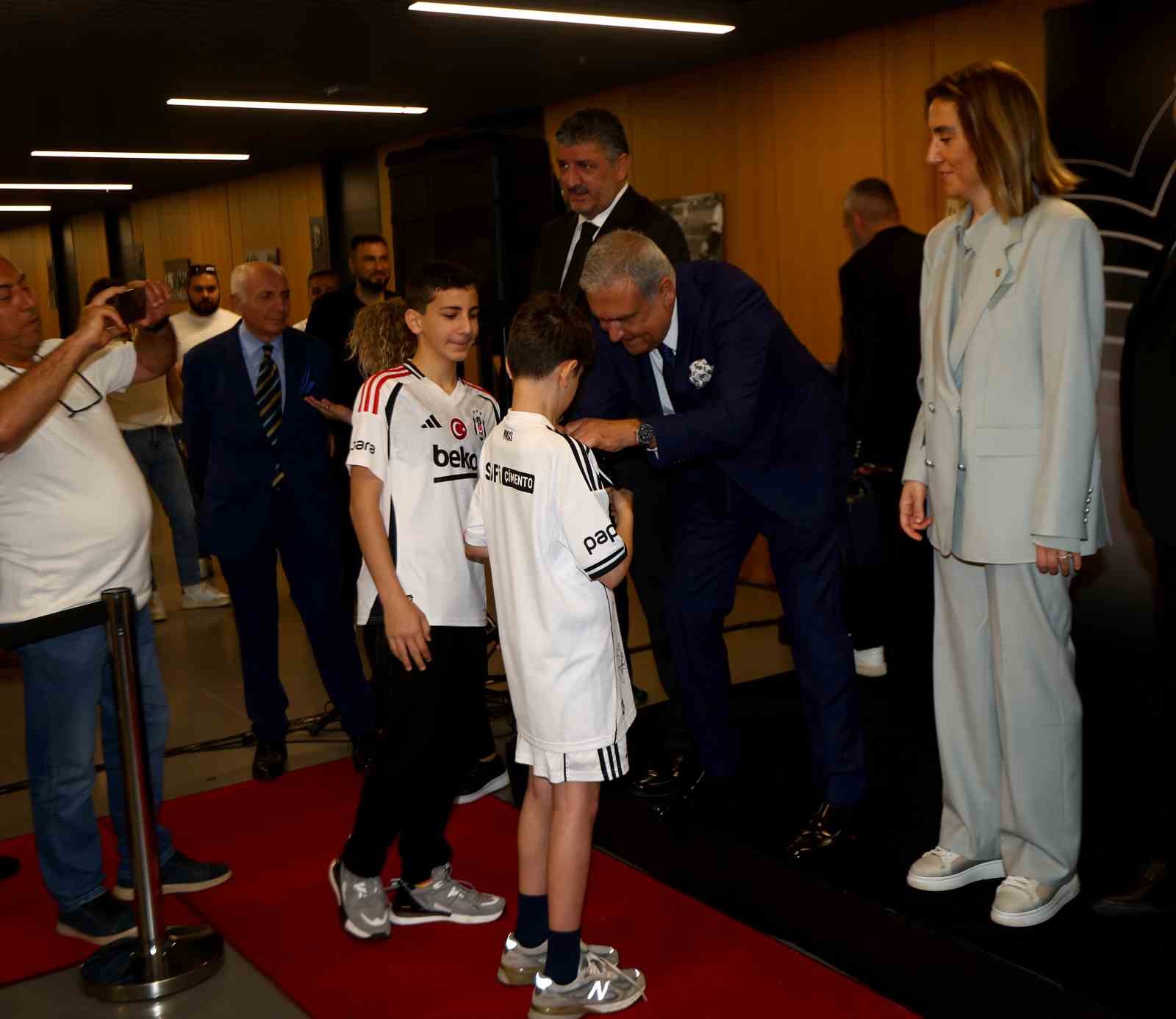 Beşiktaş’ta bayramlaşma töreni yapıldı 11 besiktasta bayramlasma toreni yapildi 7 hjb4yCvH