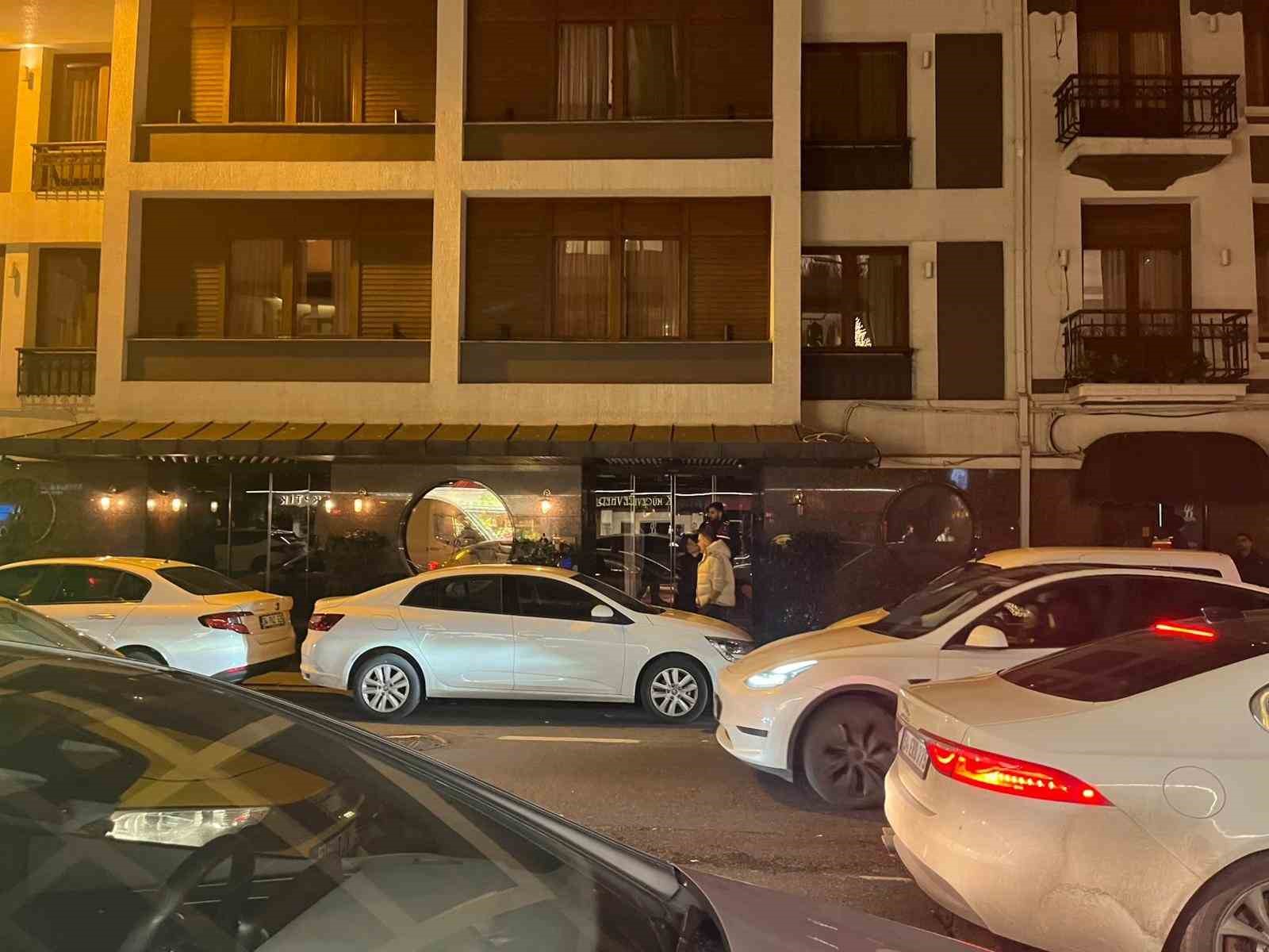 Beşiktaş’ta bir otele jandarma ekipleri tarafından gece saatlerinde operasyon düzenlendi. Ekiplerin çalışmaları sürüyor. 4 besiktasta bir otele jandarma ekipleri tarafindan gece saatlerinde operasyon duzenlendi ekiplerin calismalari suruyor 0 3bAlaasP