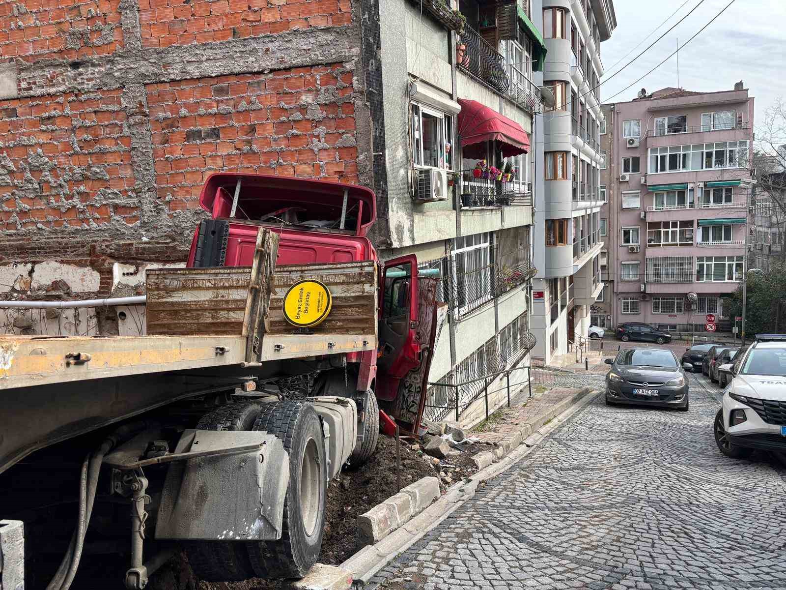besiktasta facianin esiginden donuldu freni bosalan tir binaya carpti 0 eygUMyHf