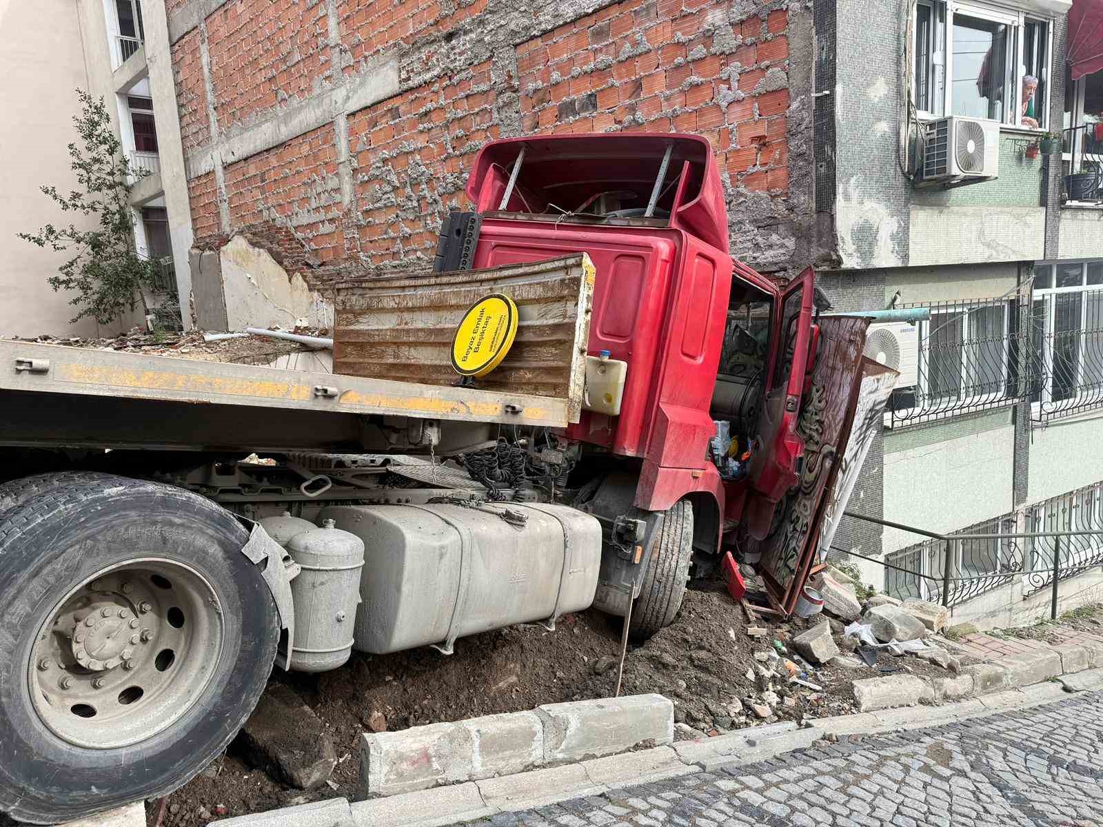 besiktasta facianin esiginden donuldu freni bosalan tir binaya carpti 1 6YXRRwE6
